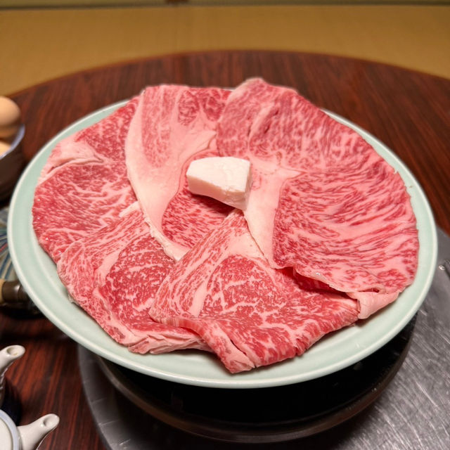 当日仕入れた最高級の松阪牛のすき焼きが堪能できるお店🍲
