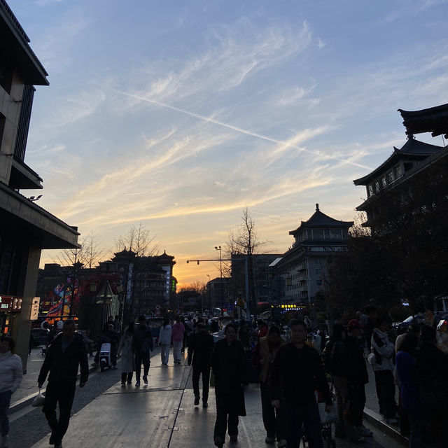 愛書畫、玩收藏？西安書院門等你來挖寶！