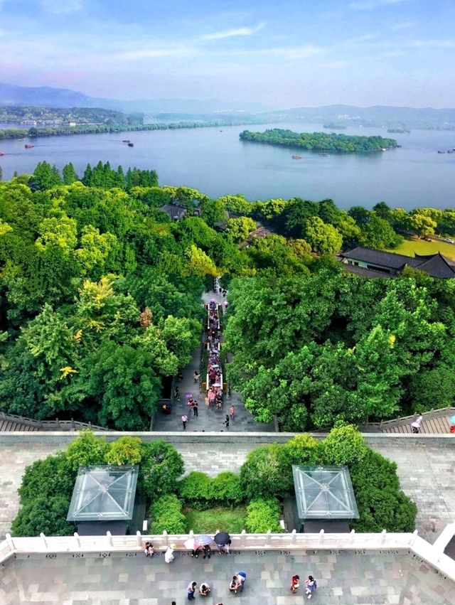 Leifeng Pagoda, discovering the Legendary of the White Snake. 