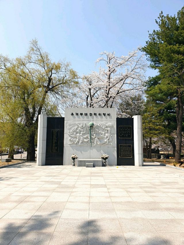벚꽃잎 휘날리던 시절, 국립서울현충원