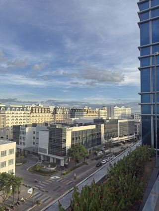 日落、海鮮和城市街道