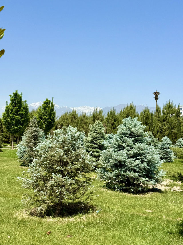 Spring in Dushanbe – Monument Istiklol Stroll