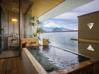 Popular Hot Spring Hotel at Lake Kawaguchi
