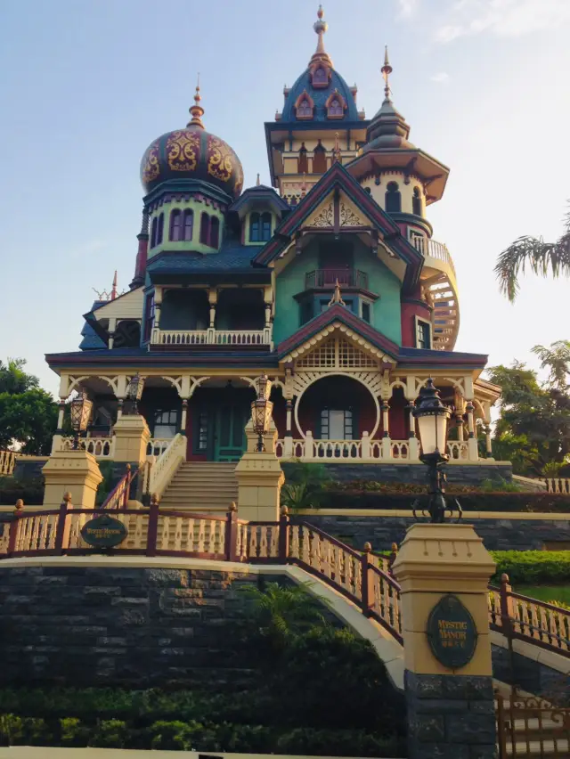 Hong Kong Disneyland: Unique Attractions You Must Try!
