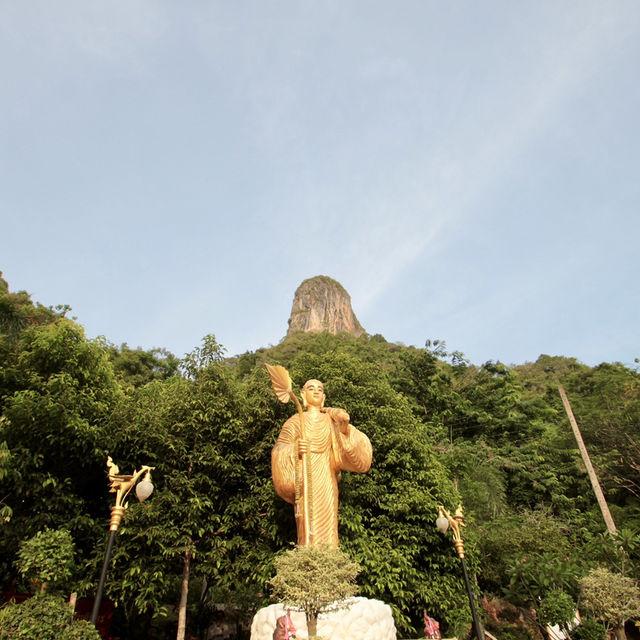 🏞️ Khao Ok Thalu: A Backpacker’s Guide to Phatthalung’s Iconic Mountain with a Hole!