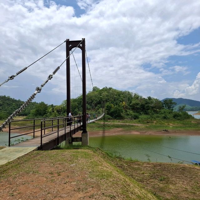 สะพานแขวนแก่งกระจาน 