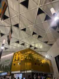 很大空間很多商店很便利的雪梨國際機場