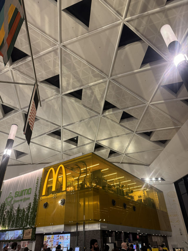 很大空間很多商店很便利的雪梨國際機場