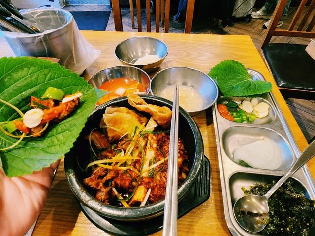 🍖【辣香撲鼻】巨松燉排骨：吃一口就會懷念的超人氣美食