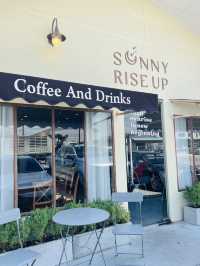 คาเฟ่สไตล์มินิมอล SUNNY RISE UP CAFE