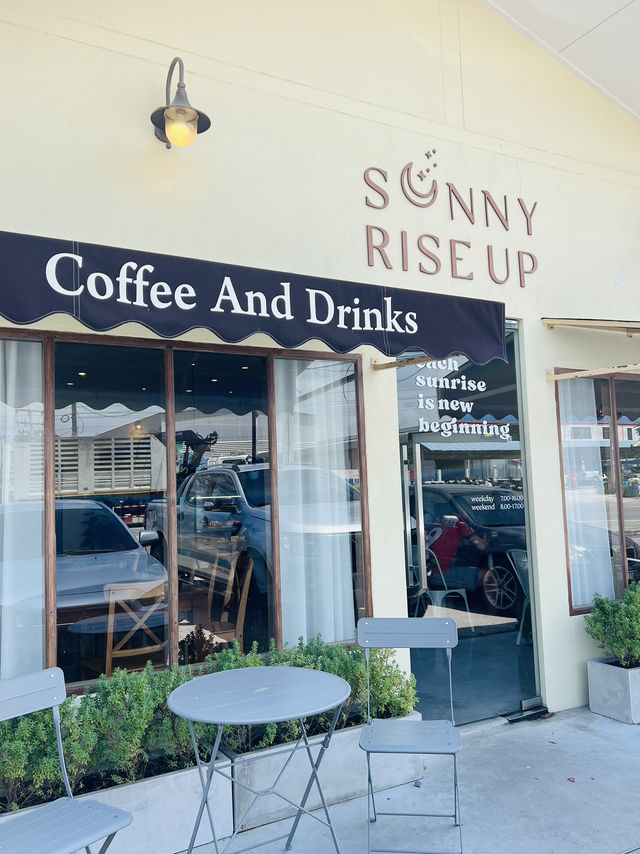 คาเฟ่สไตล์มินิมอล SUNNY RISE UP CAFE