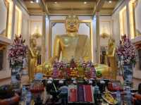 สักการะหลวงพ่อโตพระพุทธรูปศักดิ์สิทธิ์เมืองแปดริ้ว