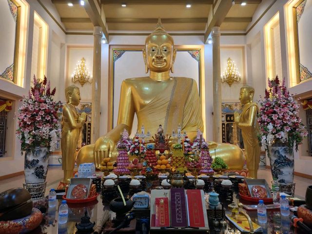 สักการะหลวงพ่อโตพระพุทธรูปศักดิ์สิทธิ์เมืองแปดริ้ว
