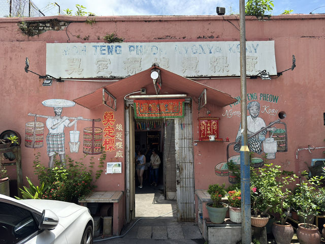 Moh Teng Pheow Nyonya Koay: A Nostalgic Kuih Haven Where Tradition Tastes Sweet! 🍡🏮