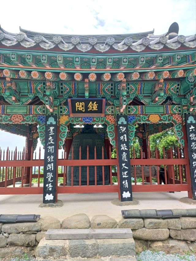 돌탑 사이로 걸으며 마음을 비우는 산책길