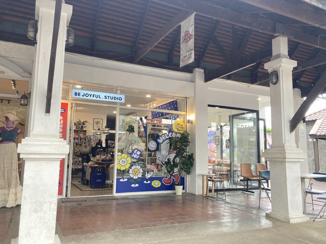 แหล่งรวมของกินร้านดังที่ “จริงใจวิลเลจ”   