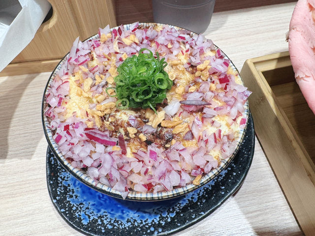 新莊排隊名店｜熊越岳拉麵：免費續麵續湯太佛心，飯也超驚豔！