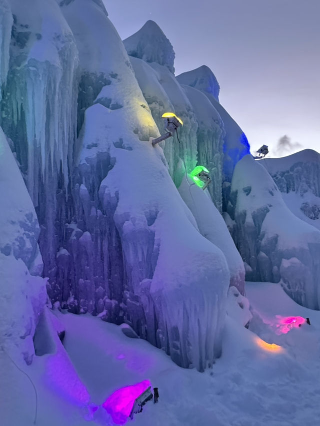 夢幻藍光冰之城！北海道「支笏湖冰濤祭」讓你秒進冰雪童話世界❄️✨