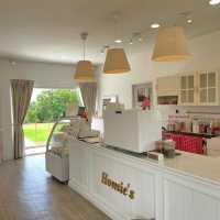 ☕ Homie’s Cafe – บ้านสีขาวกลางเนินหญ้า 