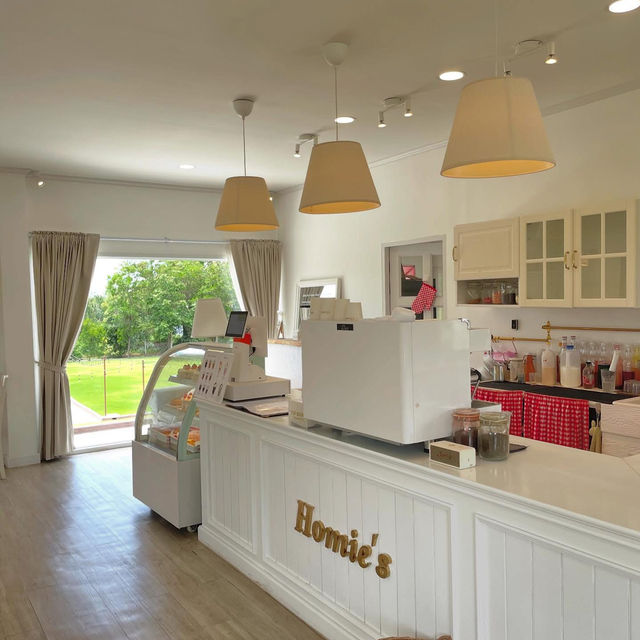 ☕ Homie’s Cafe – บ้านสีขาวกลางเนินหญ้า 