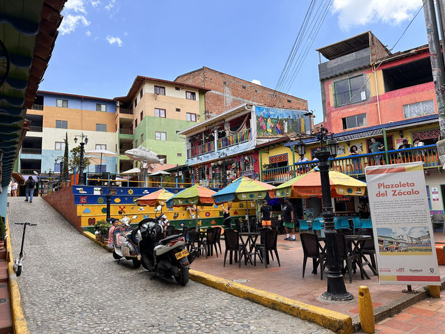 【グアタペの街並み｜Guatapé – Pueblo de Zócalos】