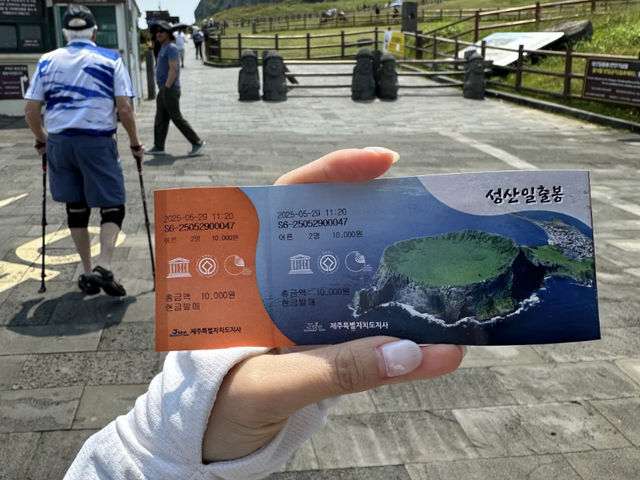 My Amazing Seongsan Ilchulbong Adventure! ☀️⛰️