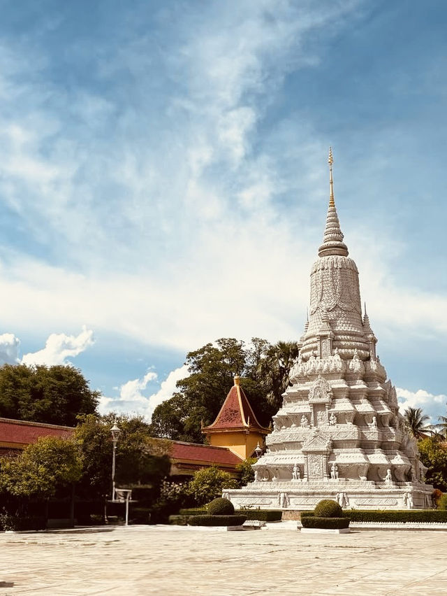 ✨ "Royal Radiance: Exploring Phnom Penh’s Dazzling Silver Pagoda" 🇰🇭