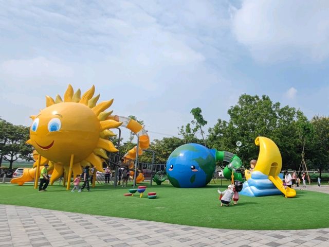 一座太陽、月亮與地球的遊樂場#崁頂共融遊戲場(崁頂公園)屏東縣崁頂鄉