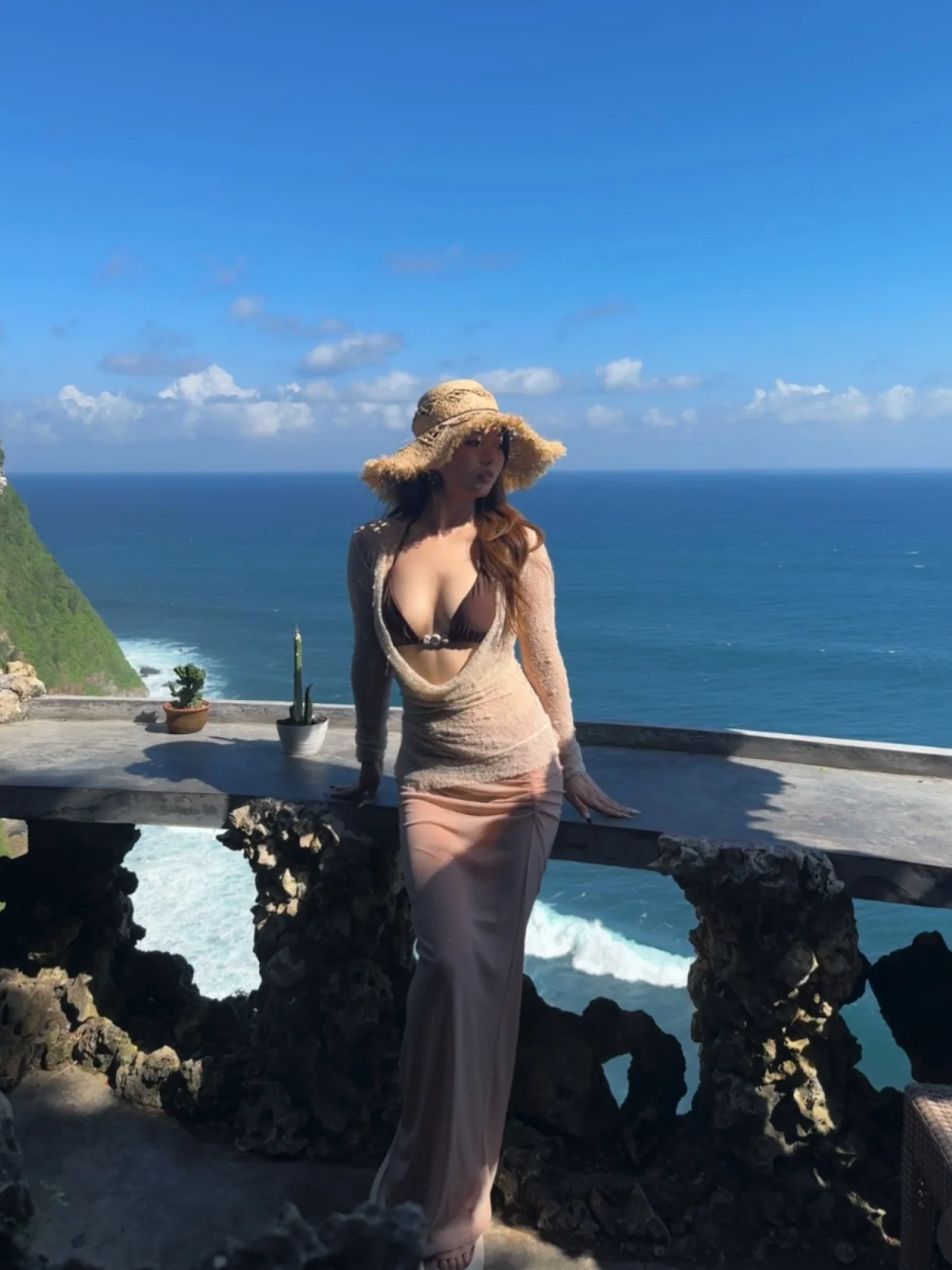 • Lokasi 📍: Jalan Raya Malini No.151, Pecatu, Uluwatu, Bali 80361
• Suasana ✨: Bersantap di tepi tebing dengan pemandangan laut yang memukau
• Masakan 🍽️: Masakan Indonesia, BBQ, dan seafood segar
• Jam Operasional 🕗: Setiap hari dari pukul 08:00 hingga 23:00
• Hidangan Andalan 🍤:
  • Piring seafood (ikan, udang, cumi)
  • Ikan bakar dan udang ala Padang
  • Pilihan vegetarian seperti salad quinoa
• Minuman 🍹: Beragam pilihan koktail dan mocktail
• Pemandangan Matahari Terbenam 🌅: Sempurna untuk bersantap sambil menikmati matahari terbenam; datang sekitar pukul 17:00 untuk pengalaman terbaik