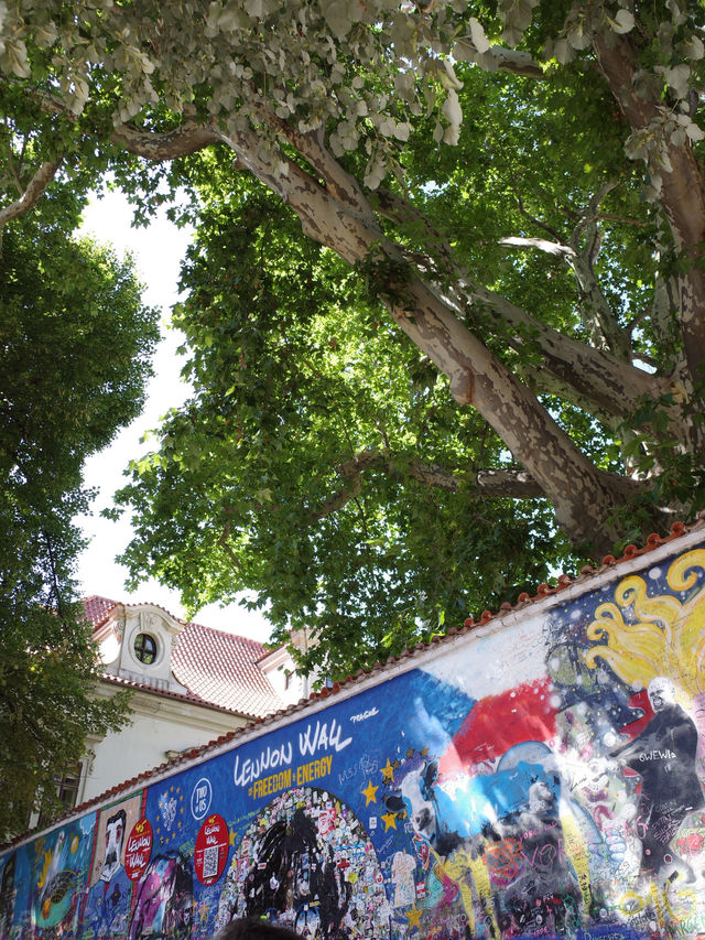 🎨自由と平和のメッセージ!ジョン・レノンの壁で心を解き放つ 🎨自由と平和のメッセージ!ジョン・レノンの壁で心を解き放つ