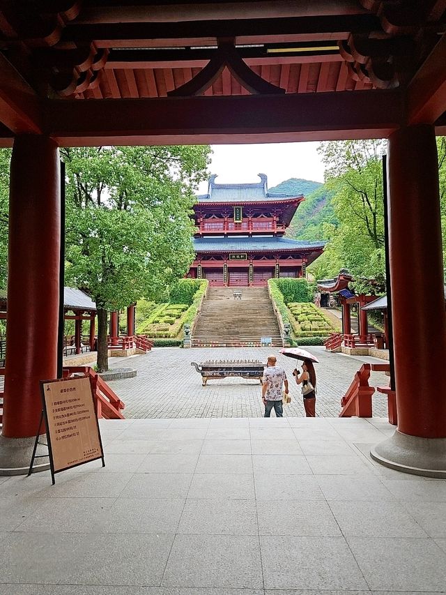 縉云仙都裡高聳云端的鼎湖峰