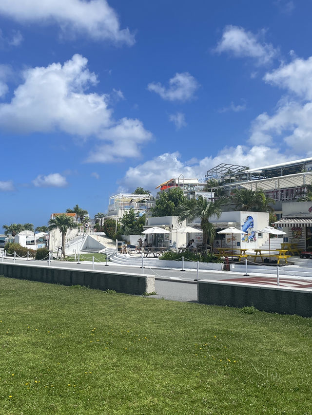 晴天下悠閒逛瀨長島建築群  