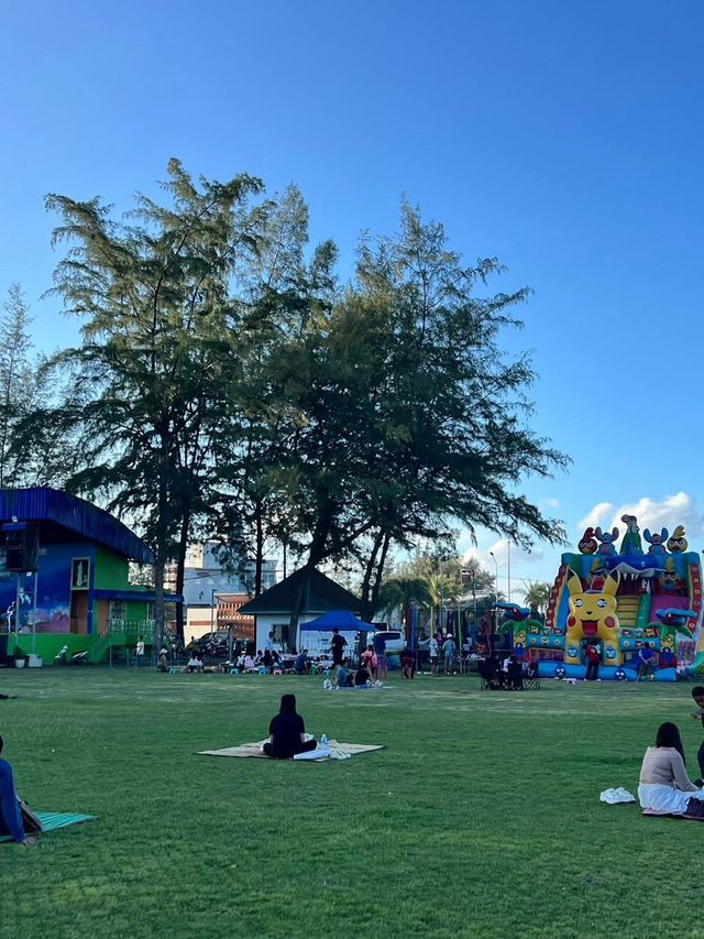 ตลาดนัดริมทะเล ปากน้ำหลังสวน – ชิลล์บรรยากาศทะเล