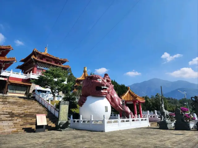 在台灣遊覽寺廟 美景、湖泊、山脈