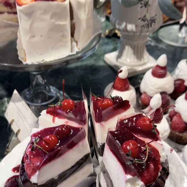 🍰 앤티크커피 연남점 — 클래식과 달콤함이 공존하는 감성카페공간