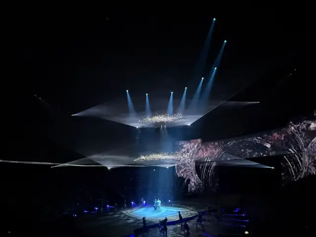 冬之幽靈在水面上舞動