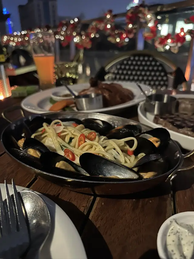  一間可以飽覽上海外灘的西餐廳！