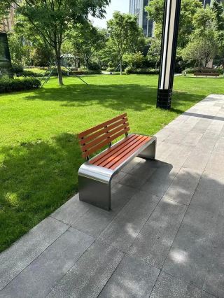 따스한 바람이 포근히 감싸는 거리를 걸으면, 공기 중에는 은은한 구이 냄새와 달콤한 꽃과 과일 향이 배어 있고, 마주치는 사람들의 발걸음은 여유로우며, 멀리서 온 여행객을 보면 언제나 꾸밈없.