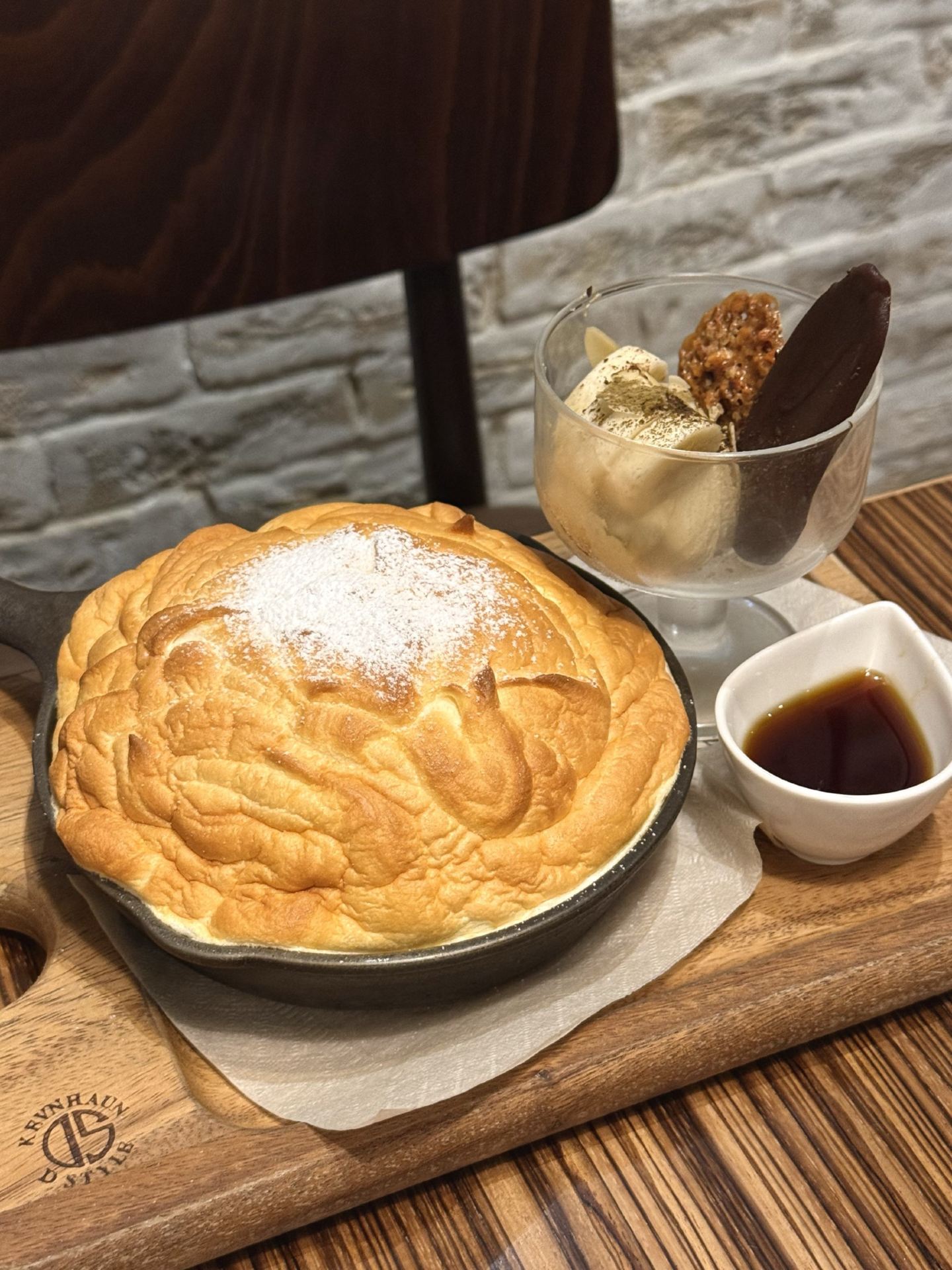 🥞 → @ribbon_cloth12 🎀

Omichi's filming location tour series ՞ o̴̶̷̤ ̫ o̴̶̷̤ ՞

I finally visited
Jinnan Cafe, a place I've wanted to go to for so long.

This is a filming location for "Rainbow-Colored Chalk" 🌈

It’s also famous as the "cafe most used for filming dramas and movies in Japan,"
appearing in famous works like "silent" and "Hatsumimigaku" one after another—
it’s truly the ultimate pilgrimage site ( ̳- ·̫ - ̳ˆ )◞❤
　
I knew they served pancakes at such a cafe,
so I was so happy to finally visit when the timing was right! .ᐟ.ᐟ

Honestly, the probability of there being pancakes at the cafes I visit
is so high I feel it’s destiny 🤣 lol

The specialty pancake is served in a skillet 🍳

Its fluffy, puffed-up look is pure bliss 🕊️

Since I’m a hojicha lover, of course,
I went with the hojicha banana topping 🫖 lol

The hojicha cream was absolutely delicious 🥰

The batter just melts away in your mouth
the moment you take a bite ☁️

Everyone, please go and try it 🐇⇪


@michieda_725_shunsuke 

𓈒𓏸𑁍𓏸𓈒𓂃𓂃𓂃𓂃𓂃𓂃𓈒𓏸𑁍𓏸𓈒

"Souffle Pancake: Hojicha Banana" ¥1,600

【Spot Info】
🍽JINNAN CAFE Shibuya
@jinnancafe_official 
📍 Koora Bldg 1F/B1F, 1-17-5 Jinnan, Shibuya-ku, Tokyo
🚃 Approx. 7 mins walk from JR Shibuya Station Hachiko Exit
🕰️ Weekdays 11:00–23:00, Weekends & Holidays 10:00–23:00
