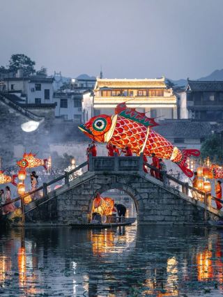 Explore the ancient village of Hongcun, Anhui, and witness the spectacular ancient fish lantern dance festival – a UNESCO World Heritage site! 🇨🇳✨