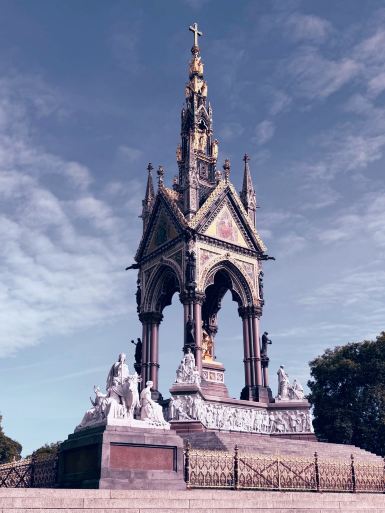 ロンドンの公園に輝く「黄金の宮殿」？アルバート記念碑に秘められた