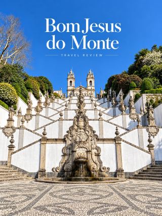 Bom Jesus do Monte 🇵🇹 สวยตั้งแต่บันไดขั้นแรกจนถึงด้านบน

อีกหนึ่งสถานที่ในโปรตุเกสที่เราชอบมากคือ Bom Jesus do Monte ที่เมือง Braga ค่ะ จุดเด่นที่เห็นแล้วจำได้ทันทีคือบันไดหินสีขาวขนาดใหญ่ที่ทอดขึ้นไปเป็นชั้น ๆ มีน้ำพุ รูปปั้น และรายละเอียดสวย ๆ อยู่ตลอดทาง

ตอนมาถึงครั้งแรกคือรู้สึกเลยว่าสถานที่จริงดูยิ่งใหญ่กว่าที่เห็นในรูปมาก บันไดมีมิติและสวยมาก โดยเฉพาะเวลามองจากด้านล่างขึ้นไป จะเห็นแนวบันไดเรียงตัวขึ้นไปจนถึงโบสถ์ด้านบนแบบพอดีมาก ๆ

วันที่เราไปฟ้าเปิด แดดดี ท้องฟ้าสีฟ้าตัดกับสีขาวของบันไดและสีเขียวของต้นไม้ ทำให้ทุกอย่างดูสดใสขึ้นมาก เดินขึ้นไปเรื่อย ๆ เหนื่อยนิดหน่อย แต่ระหว่างทางมีมุมให้หยุดพักและถ่ายรูปเยอะมาก เลยไม่รู้สึกรีบค่ะ

พอขึ้นไปถึงด้านบนแล้ววิวก็คุ้มมาก บรรยากาศสงบกว่าด้านล่าง มีทั้งตัวโบสถ์ ลานกว้าง และมุมมองลงไปเห็นเมืองอยู่ไกล ๆ เป็นอีกช่วงหนึ่งของทริปที่รู้สึกดีมากจริง ๆ

ถ้าใครมาเที่ยว Braga แนะนำให้เผื่อเวลาให้ Bom Jesus do Monte สักหน่อยค่ะ ไม่ใช่แค่มาถ่ายรูปกับบันไดแล้วกลับ เพราะรายละเอียดระหว่างทางก็สวยไม่แพ้กัน

📍 Bom Jesus do Monte, Braga, Portugal 🇵🇹
สำหรับเราเป็นอีกหนึ่งสถานที่ที่ทั้งสวย มีเอกลักษณ์ และถ่ายรูปออกมาดีแทบทุกมุมเลยค่ะ 🤍✨