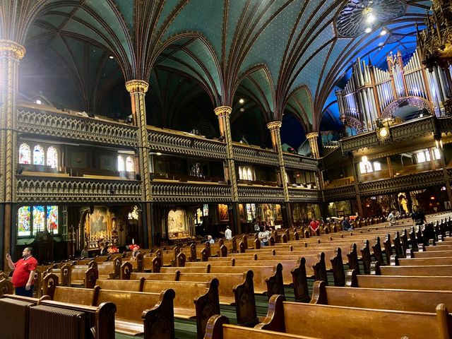 Notre-Dame Basilica in Montreal 🇨🇦