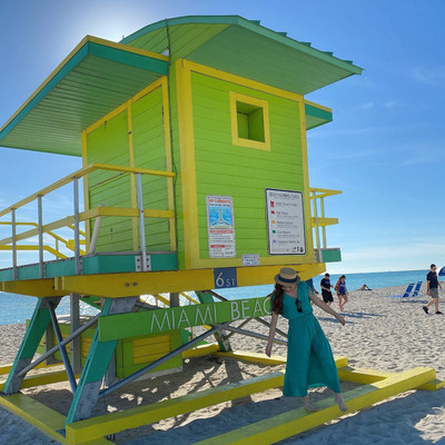 可愛すぎる🥺❤️カラフルなライフガード小屋が映える📸 | Trip.com