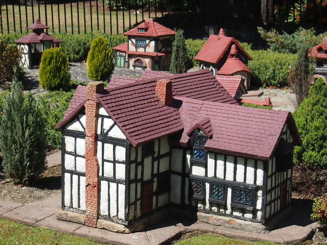 Model Tudor Village in Fitzroy Gardens 🏢