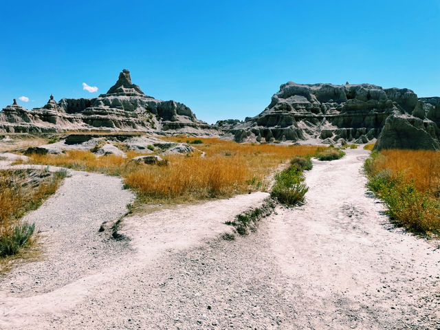 🥾 Top Hikes in Badlands National Park – Walk Among the Wild Formations 🌄