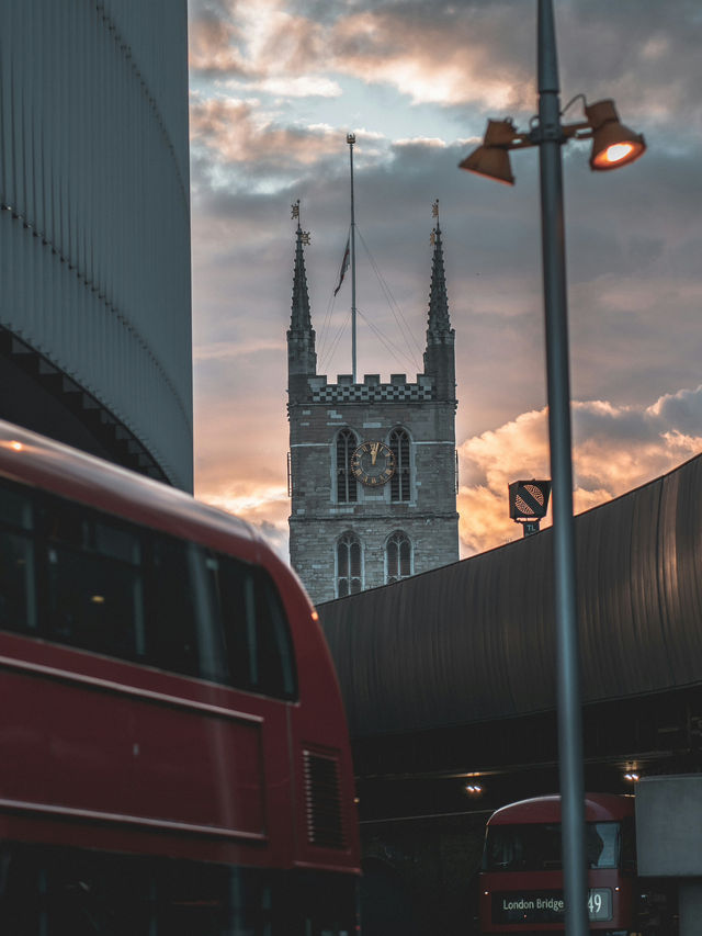 Tower Hill to Trafalgar Square: Vintage Bus Ride