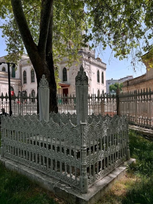 Valide Sultan Mosque, Türkiye: Graceful Legacy of Ottoman Queens