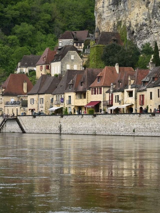 🏞️ Where the Cliff Meets the River – La Roque-Gageac, France