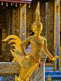 황금의 숨결이 깃든 사원의 새벽 